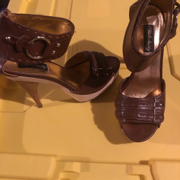 7.5 Brown heels with gold hardware - Picture 3 of 3